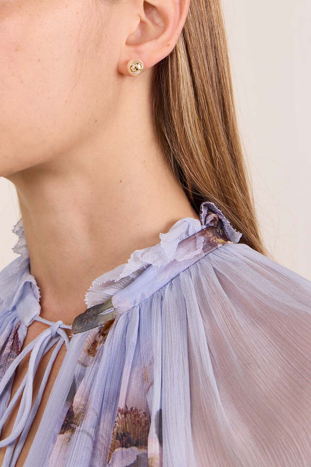 זוג עגילי פנינה עם לוגו מוזהב